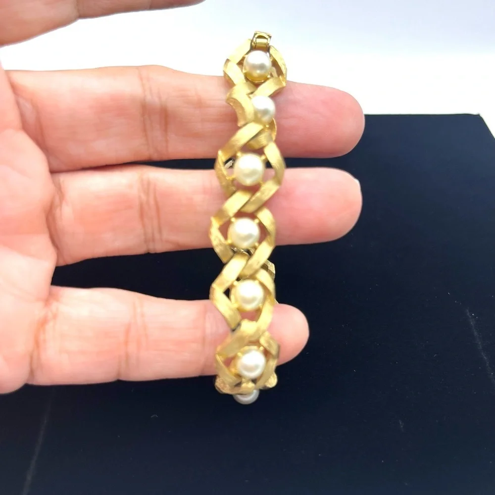 Vintage Crown Trifari Looped Pearls Brushed Gold Tone Bracelet 7 in